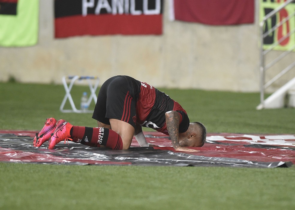 Gabigol beija o escudo do Flamengo — Foto: André Durão