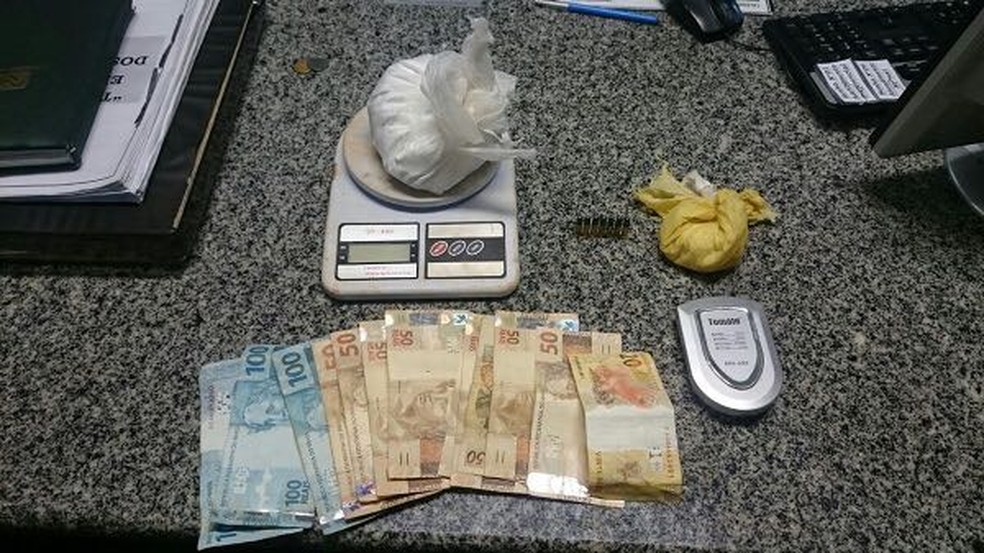 PM encontrou cocaína, crack, balanças de precisão e munição na Estrutural, no DF (Foto: PMDF/Divulgação)