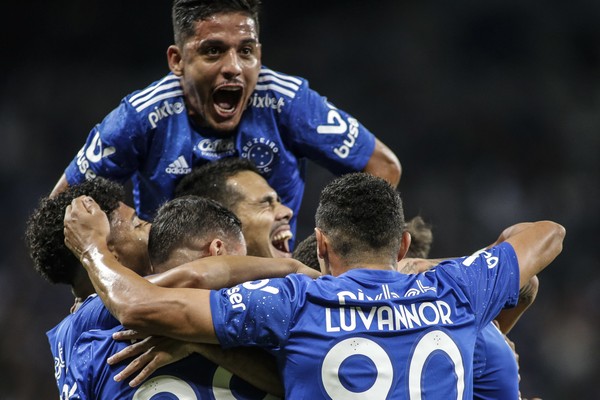 Jogadores do Cruzeiro comemorando gol na campanha de rendenção da Raposa na Série B (Foto: Divulgação)