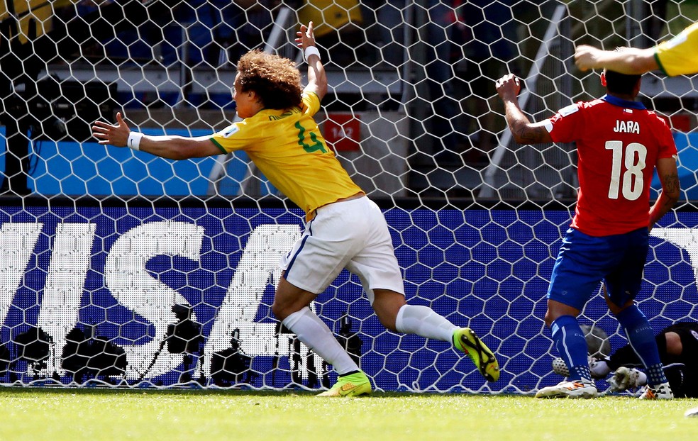 David Luiz comemora o gol do Brasil contra o Chile — Foto: Marcos Ribolli / Globoesporte.com