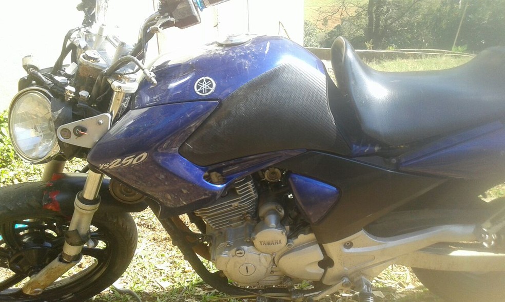 Guidão de moto ficou danificado  (Foto: Sérgio Alves/Arquivo pessoal)