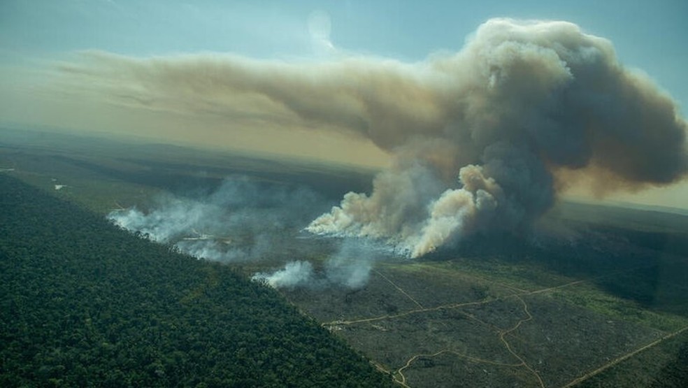 Queimada sobre área desmatada em área de floresta pública não destinada em Porto Velho, Rondônia — Foto: Christian Braga / Greenpeace