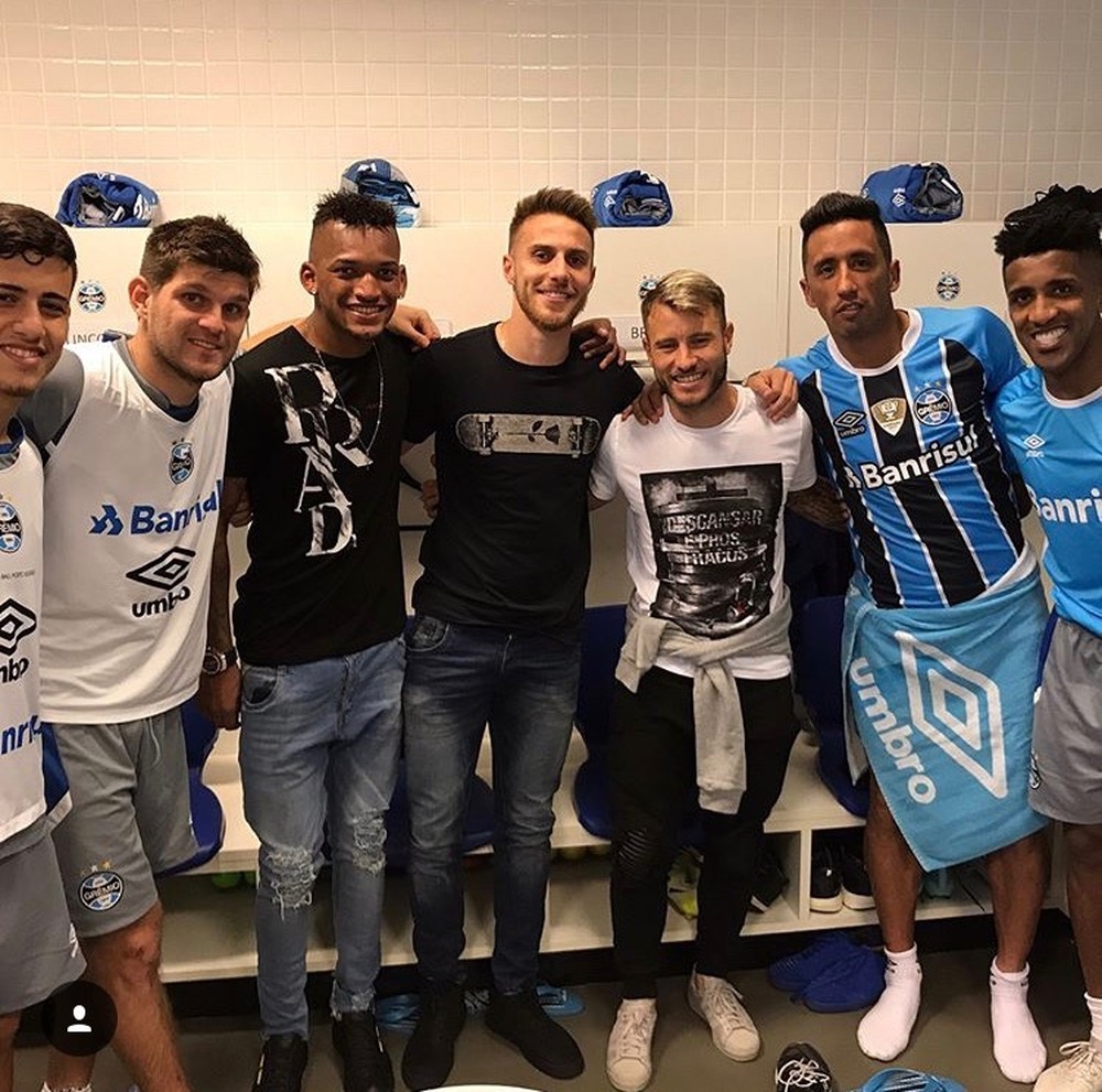 Gastón Fernández se despede de elenco do Grêmio antes de ida para o Estudiantes