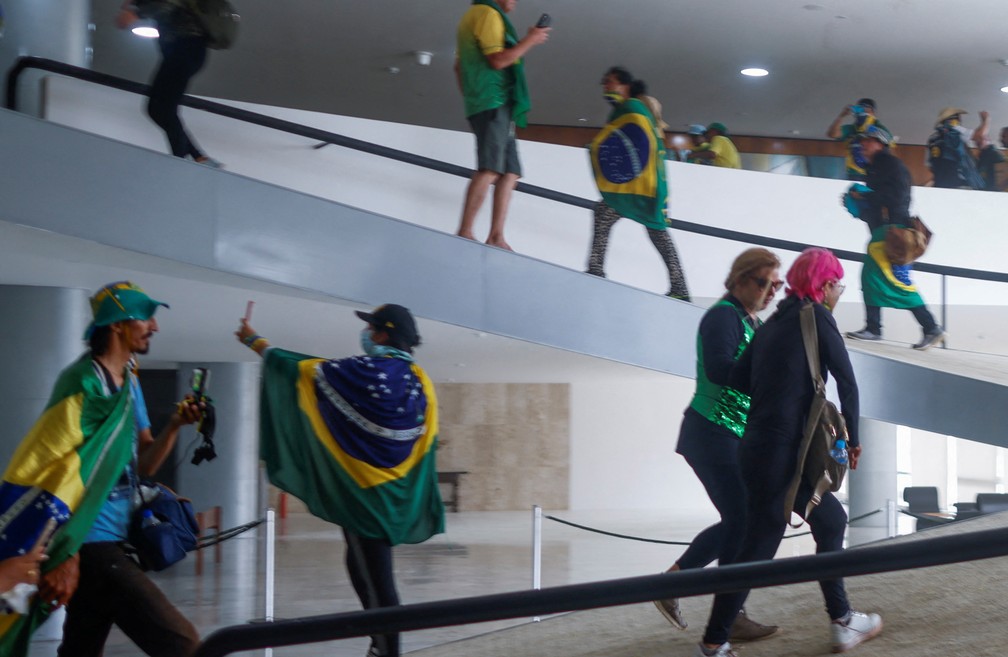 Pessoas em invasões ilegais em prédios de Brasília durante este domingo (8) — Foto: ADRIANO MACHADO / Reuters