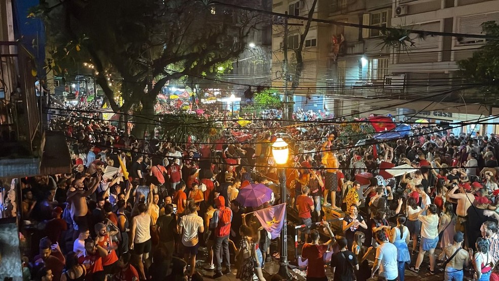 Eleitores comemoram a vitória de Lula em Porto Alegre — Foto: Vitor Rosa/RBS TV