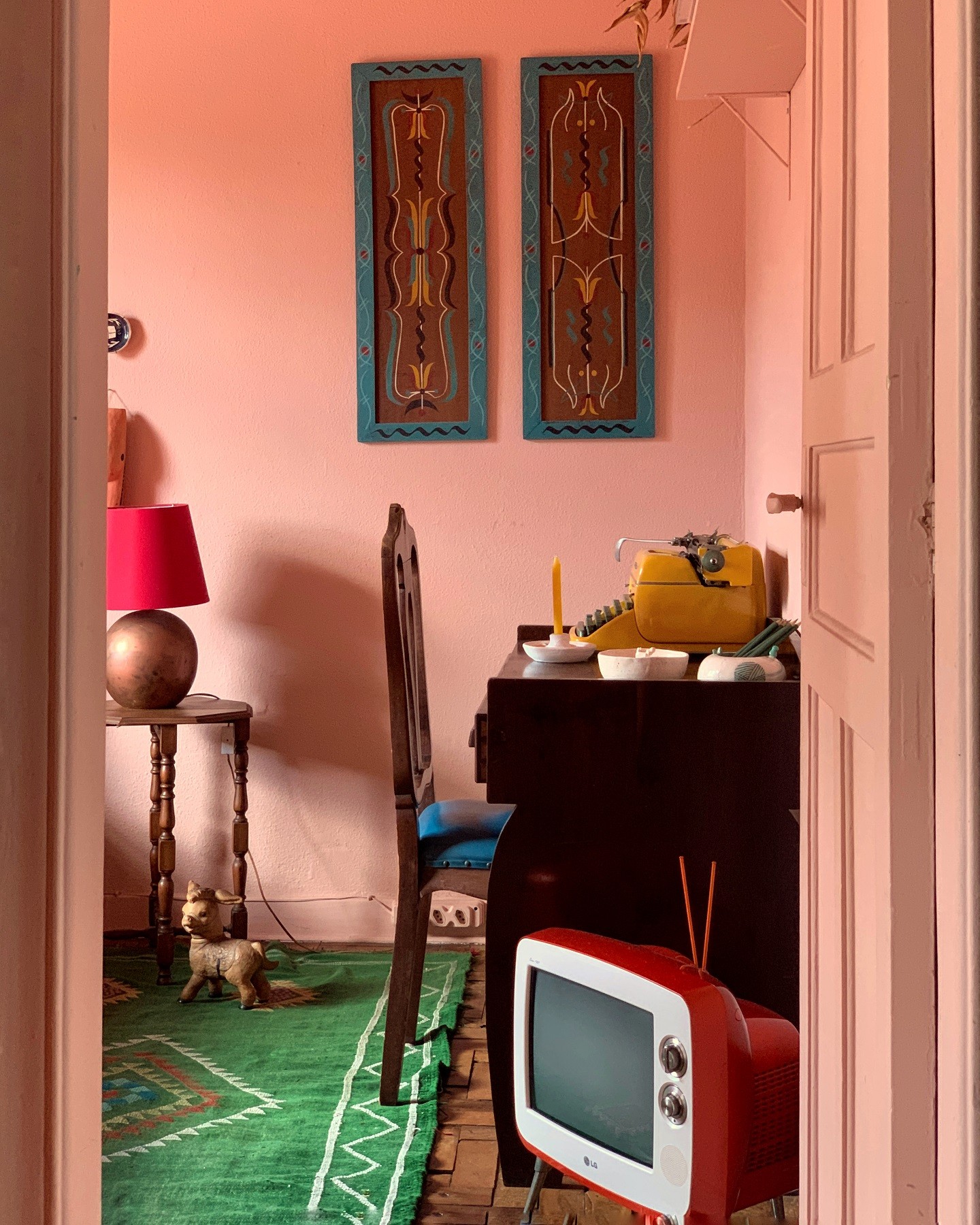 Décor do dia: quarto de solteiro rosa com móveis vintage (Foto: Michell Lott)