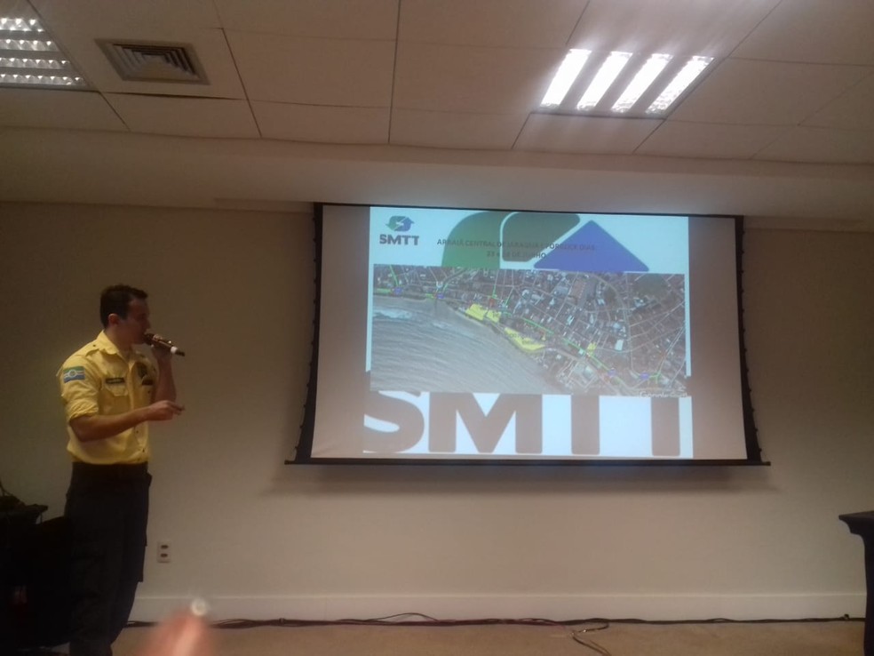 Representante da SMTT fala sobre a organização do trânsito para o São João 2018 em Maceió  (Foto: Andréa Resende/G1)