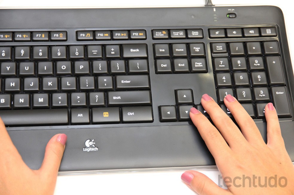 Review Wireless Illuminated Keyboard K800 | Reviews | TechTudo