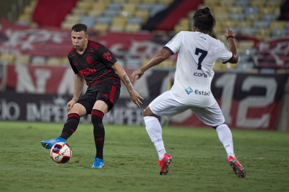 Hugo Moura antes de deixar o gramado &mdash; Foto: Alexandre Vidal/Flamengo