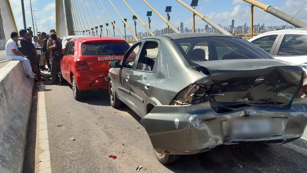 Acidente envolve oito veículos na Ponte Newton Navarro, em Natal — Foto: Sérgio Henrique Santos/Inter TV Cabugi