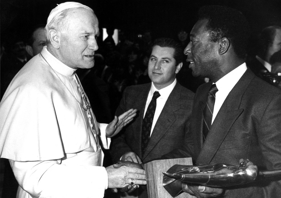 Pelé cumprimenta o Papa João Paulo II no Vaticano, em 1987 — Foto: Reuters