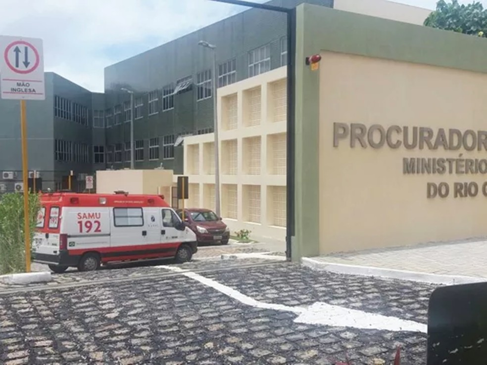 Ambulância do SAMU foi chamada para socorrer os promotores feridos — Foto: Fred Carvalho/G1