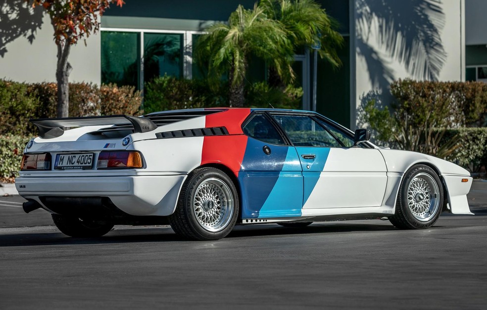BMW raríssimo de Paul Walker: o kit AHG inclui para-lamas alargados, aerofólio, escape exclusivo, rodas BBS e a famosa pintura em três tons da Motorsport — Foto: Divulgação