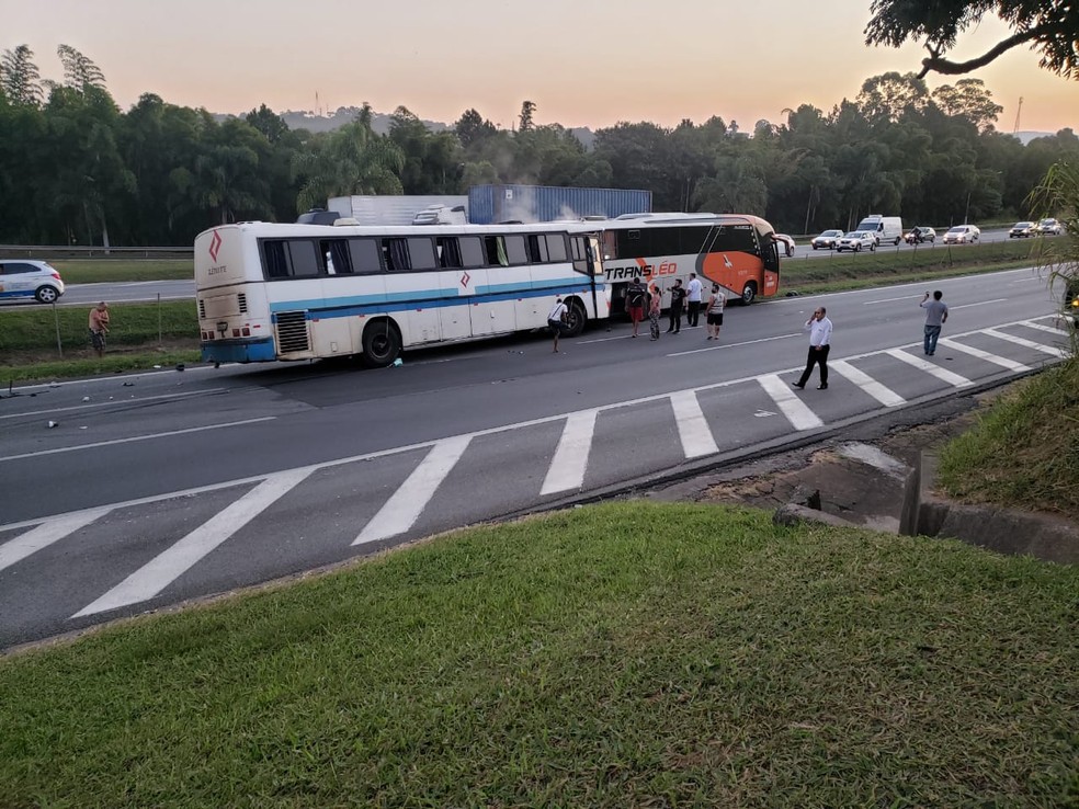 Batida entre ônibus foi registrada na rodovia Castello Branco, em Araçariguama — Foto: Arquivo Pessoal