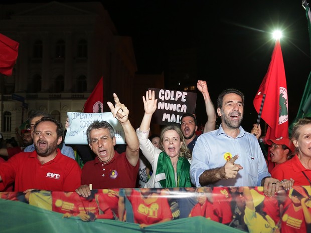 Políticos petistas estiveram presentes na manifestação em Curitiba (Foto: Giuliano Gomes/PR Press)