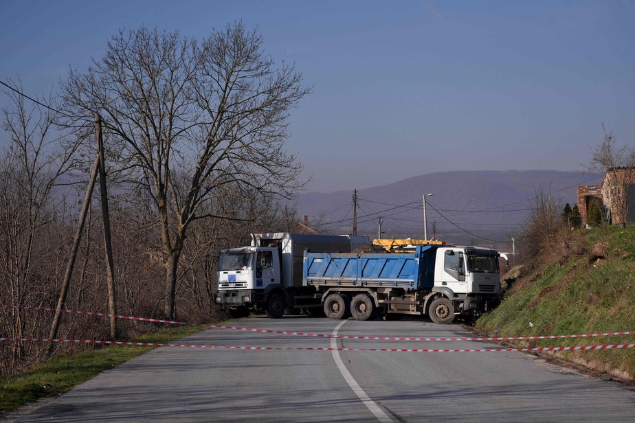 Caminhoneiros sérvios bloqueiam estrada em Rudare, no Kosovo