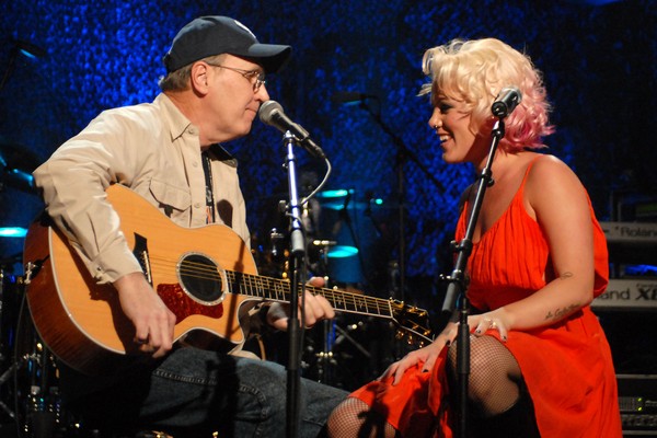 A cantora Pink com seu pai, Jim Moore (Foto: Getty Images)