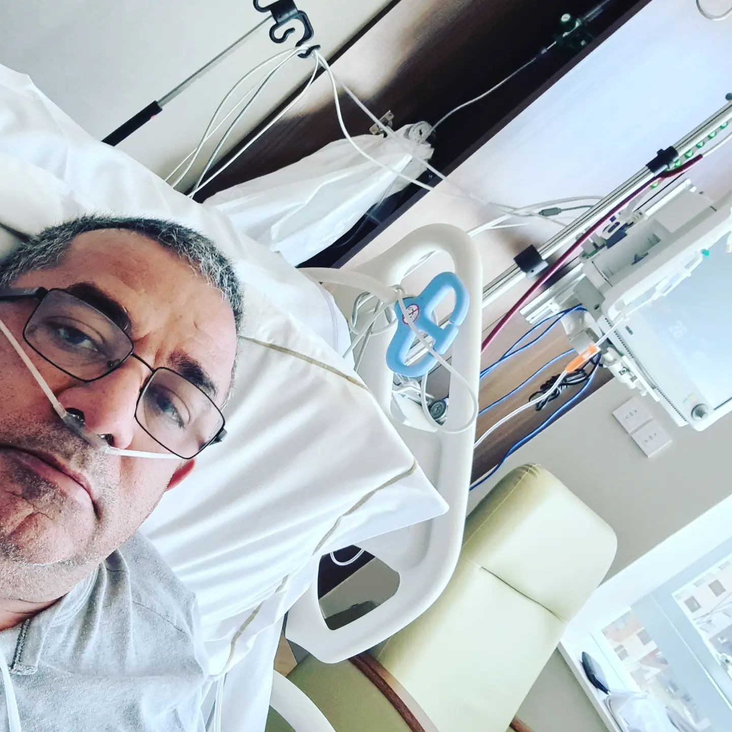 Pai de Anitta agradece apoio de fãs após retirada de câncer (Foto: Reprodução/Instagram)