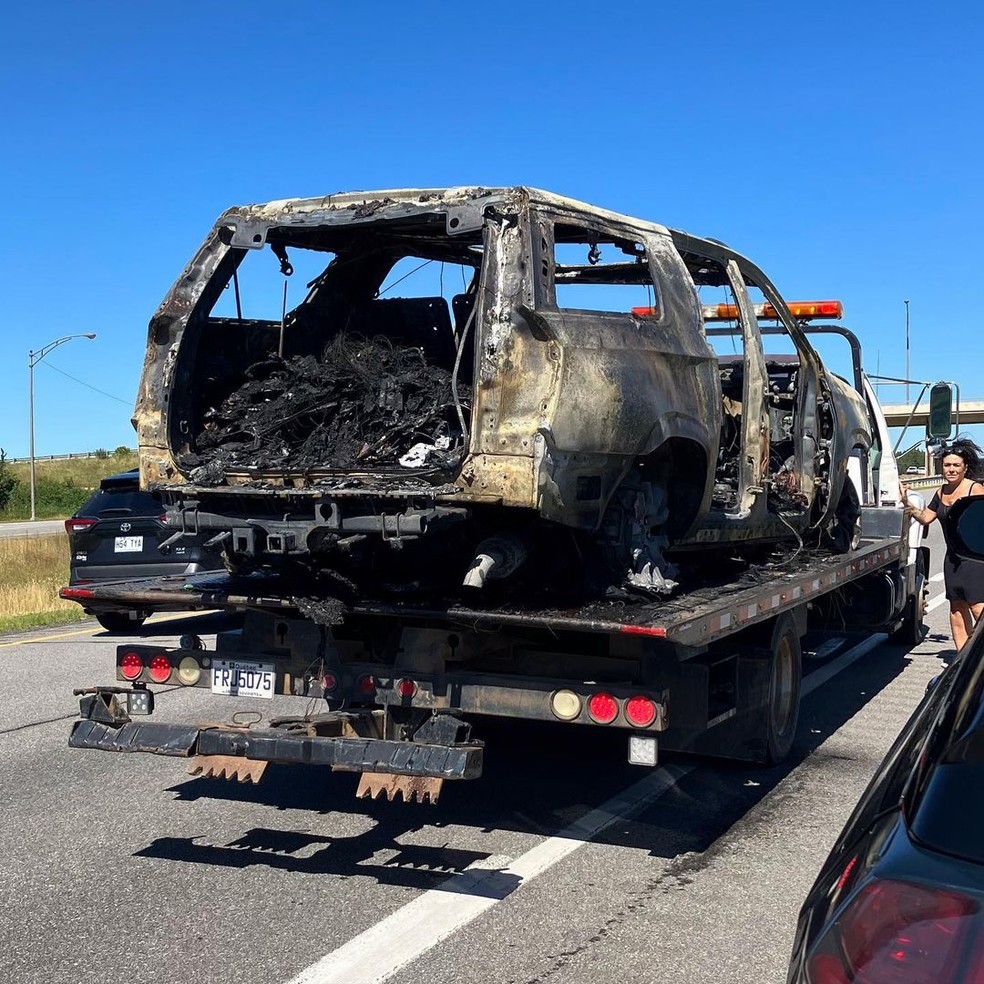 Carro da banda The Offspring pega fogo no Canadá — Foto: Reprodução/Instagram
