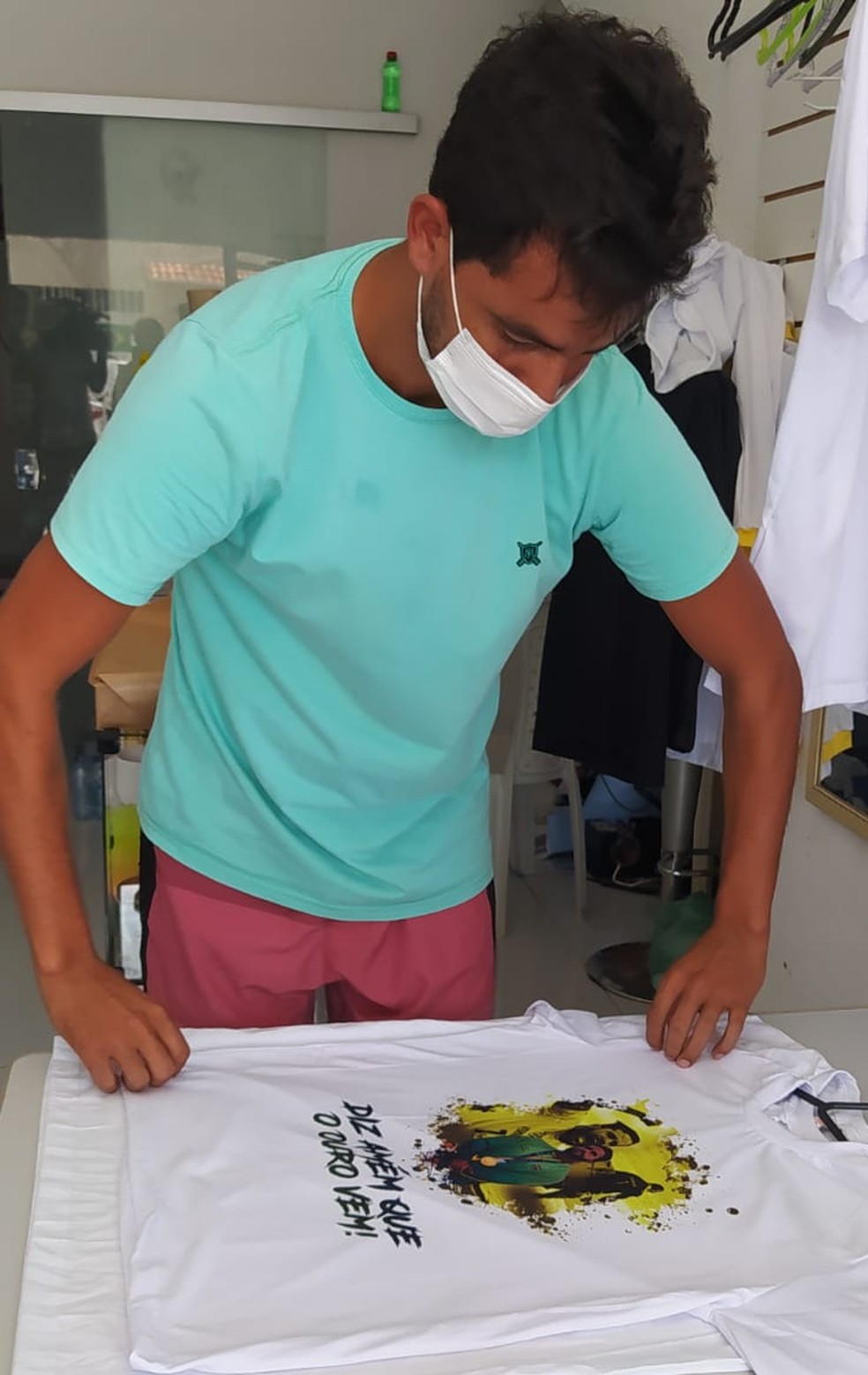 Rafael Alves é vendedor de camisetas em Baía Formosa e estampa Ìtalo Ferreira nos modelos — Foto: Fernanda Zauli/G1