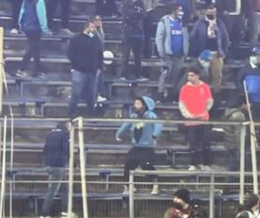 Chileno abre os braços e imita macaco no estádio da Universidad Católica — Foto: Reprodução vídeo Isabelle Costa / S1Live
