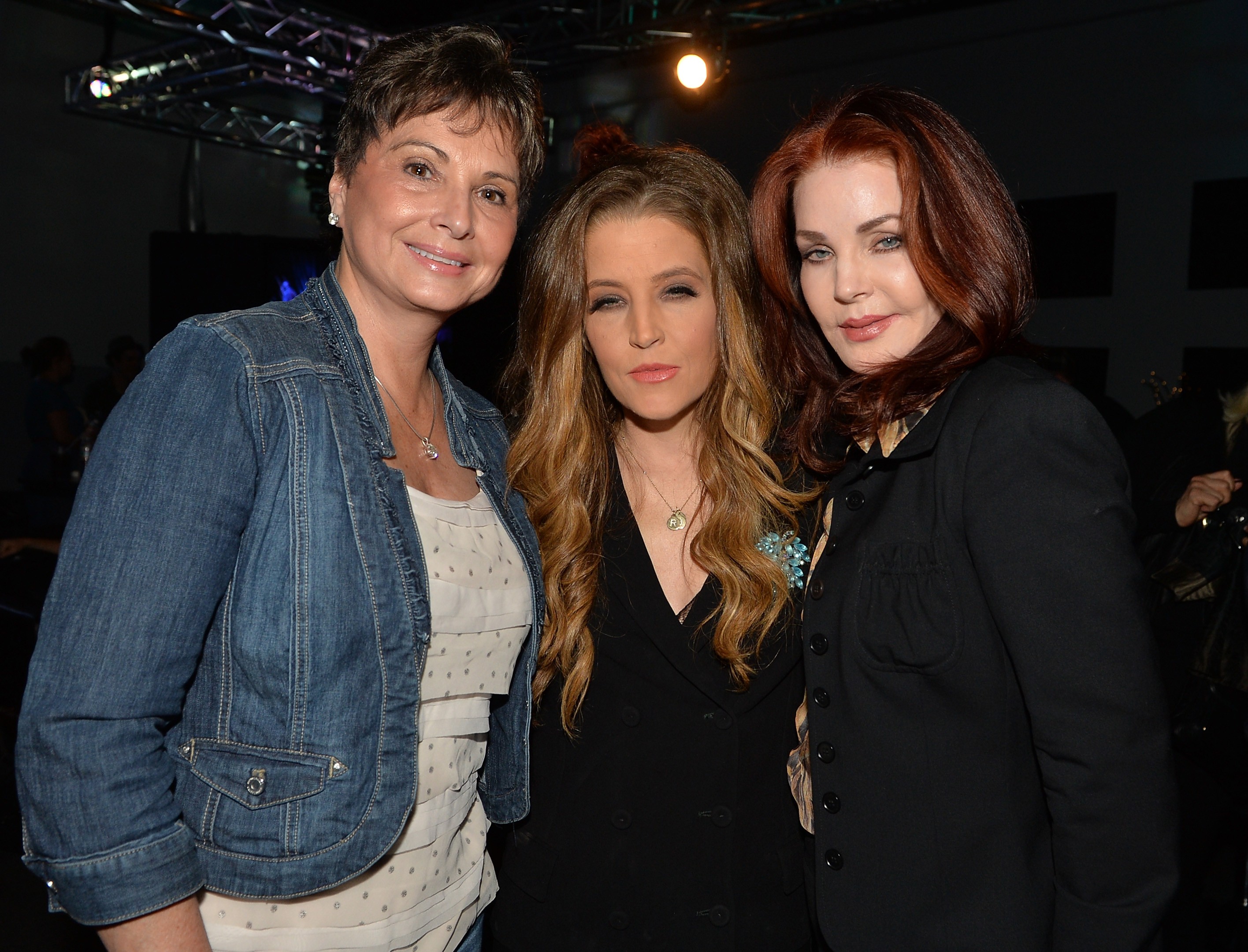 Lisa Marie Presley (centro) ao lado da mãe, Priscilla Presley (direita) (Foto: Getty Images)
