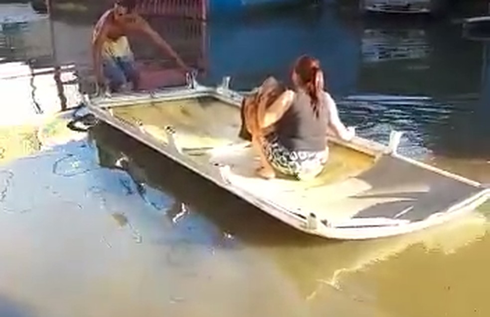 Edson improvisou um 'barco' com o teto de uma kombi para transportar os moradores na Vila Seabra — Foto: Arquivo pessoal