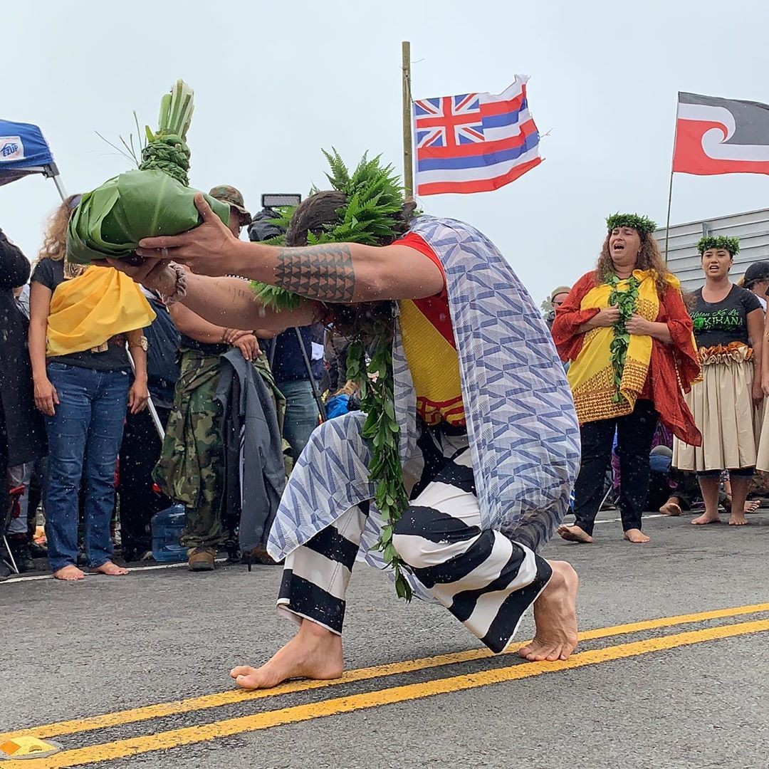 Jason Momoa vai a protesto contra construção de telescópio em topo de montanha no Havaí (Foto: Reprodução / Instagram)