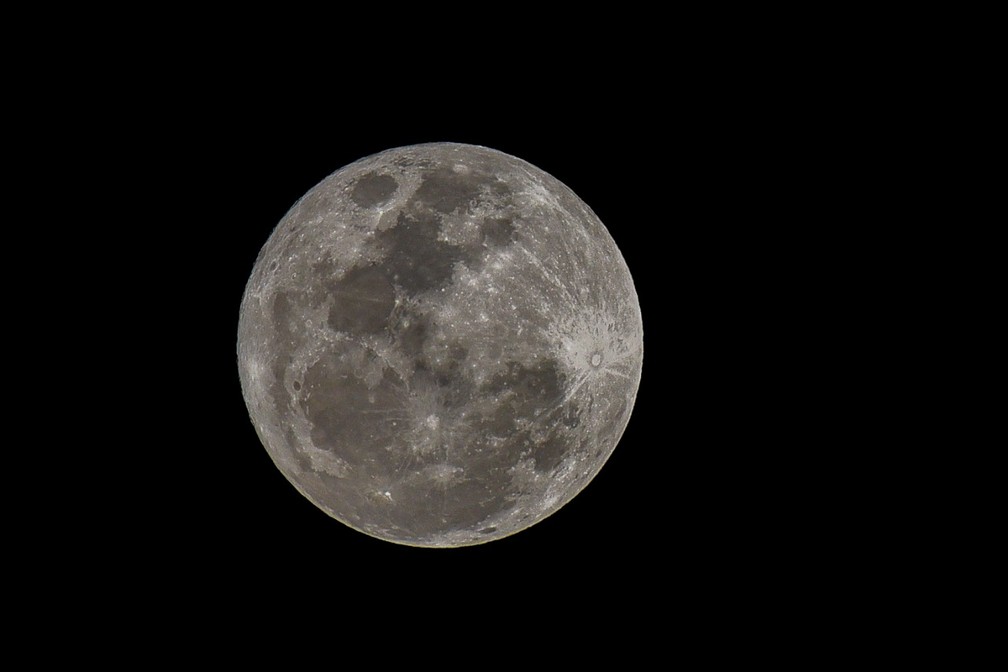 Imagem da "Superlua dos Cervos" vista no céu do Espírito Santo — Foto: Vitor Jubini/Rede Gazeta