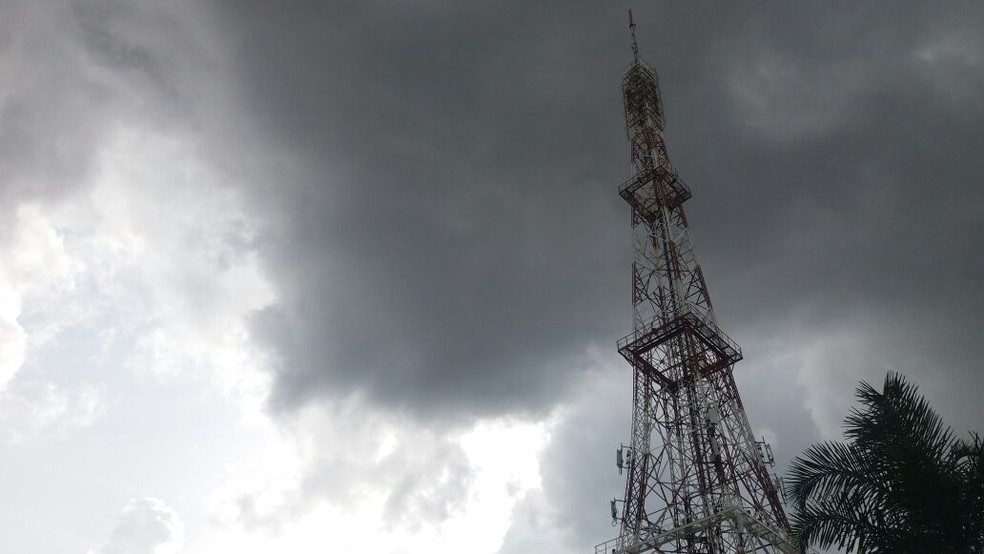 Céu nublado e coberto por nuvens marca fim de semana no Centro-Oeste de Minas (Foto: Nathália Rabelo/G1 )