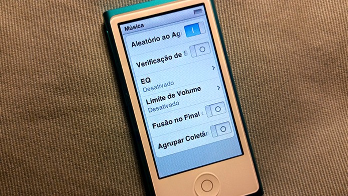 Agite o iPod para trocar de músicas no modo aleatório (Foto: Barbara Mannara/TechTudo)