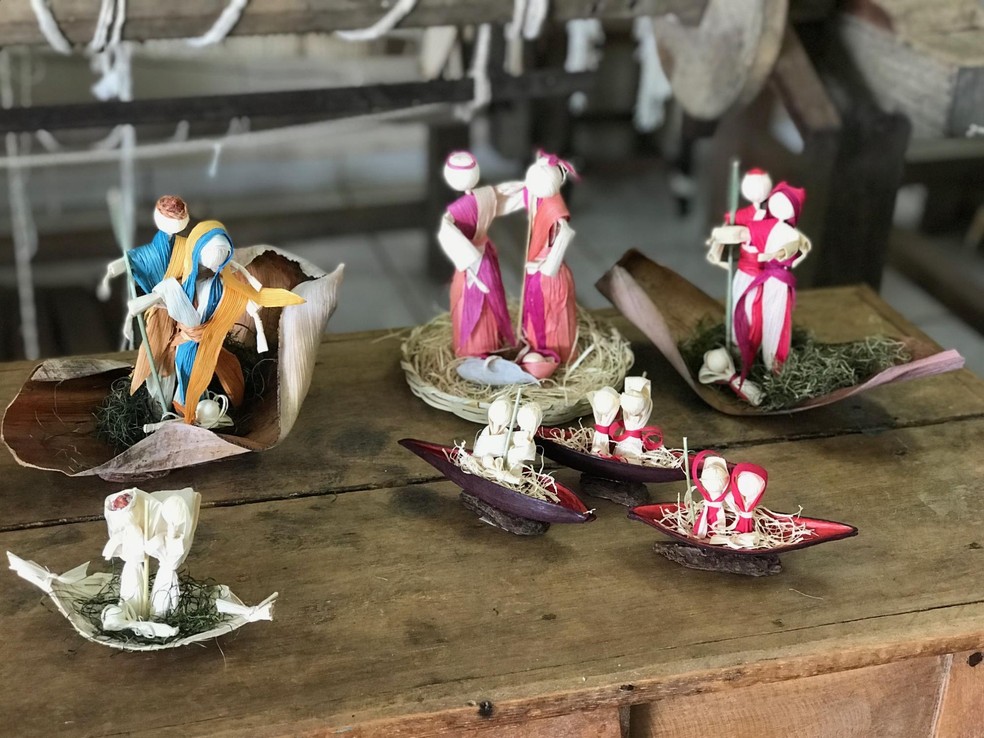 Idosas produzem presépios de fibras (Foto: Prefeitura de Patos de Minas/Divulgação)