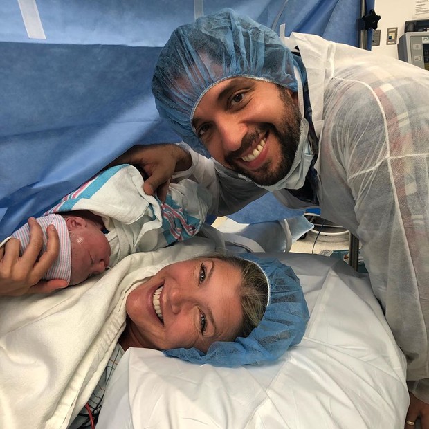 Nick Cordero com a mulher, Amanda Kloots, no parto do filho, Elvis (Foto: Reprodução Instagram)