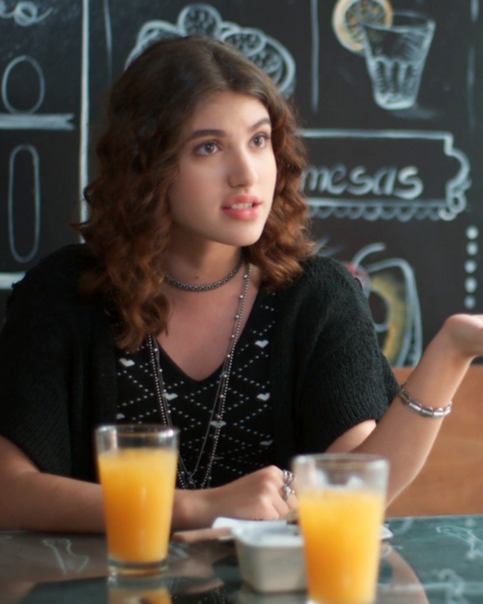 Samantha (Giovanna Grigio) dá conselho para Clara (Isabella Scherer) em 'Malhação - Viva a Diferença' — Foto: Globo