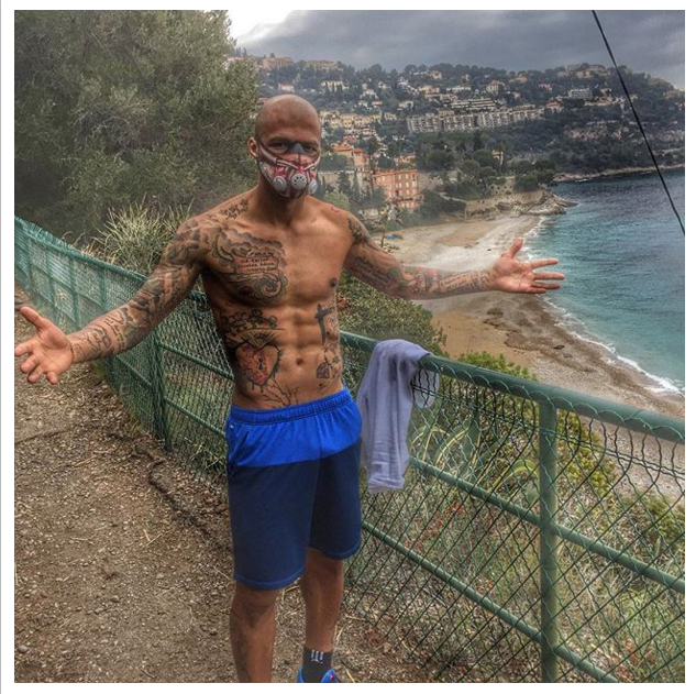Felipe Melo com máscara de pit bull