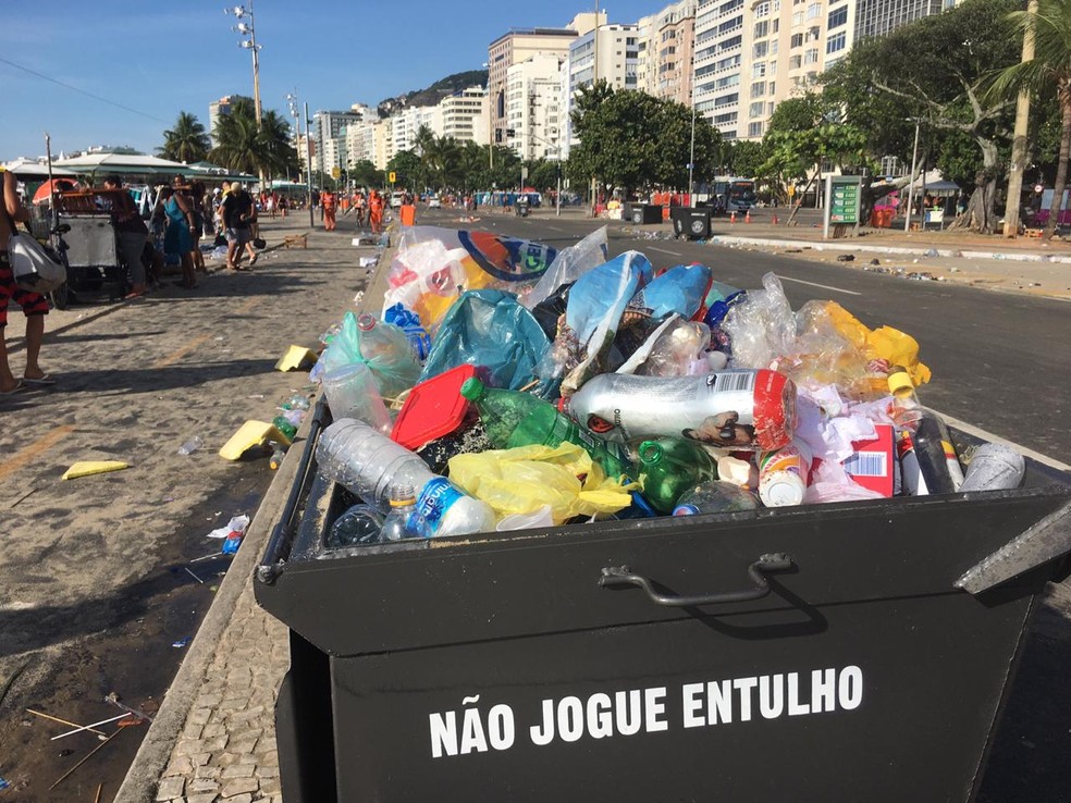 Garis fazem trabalho de limpeza na Praia de Copacabana na manhã desta quarta (1°) — Foto: Rogério Coutinho / TV Globo