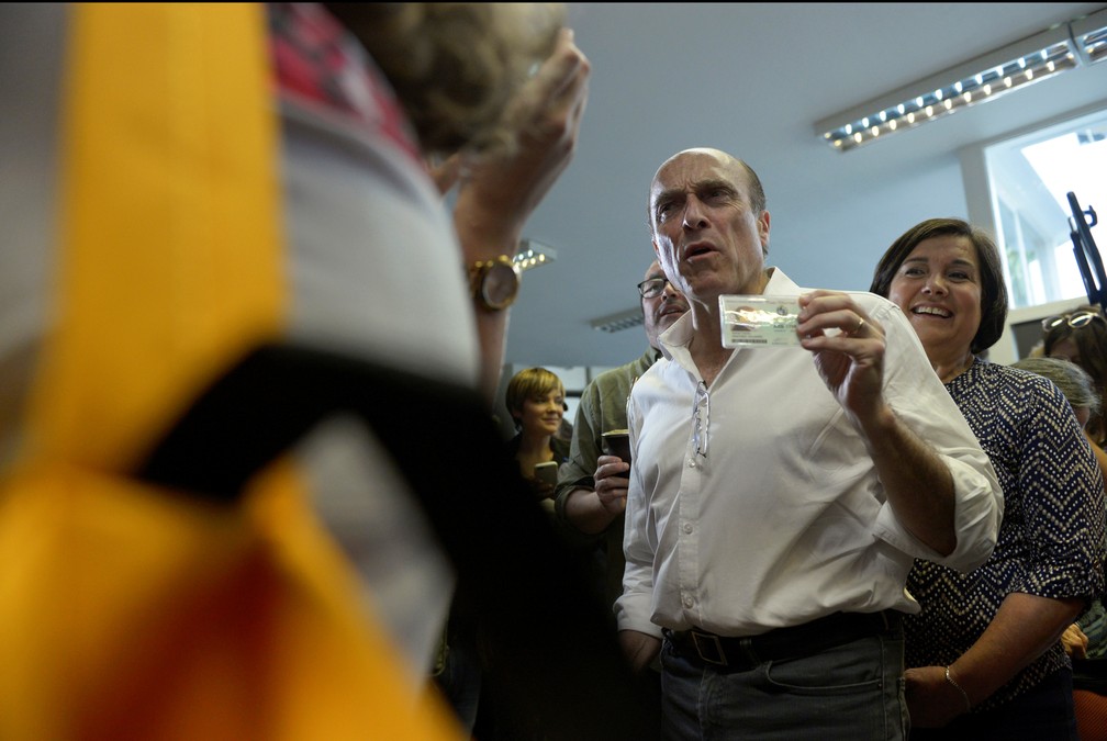 Presidenciável Daniel Martínez chega a local de votação nas eleições uruguaias em Montevidéu neste domingo (27) — Foto: Andres Cuenca/Reuters