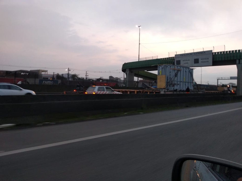Transporte de carga especial provoca congestionamento na Rodovia Anchieta em Santos — Foto: Antonio Marcos/Grupo Tribuna