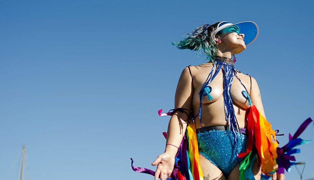 A artista circense Elisa Caldeira, uma das primeiras a aderir os 'nipple pasties' no carnaval do Rio: 'Forma de me libertar' — Foto: Pâmela Perez Fotogragia