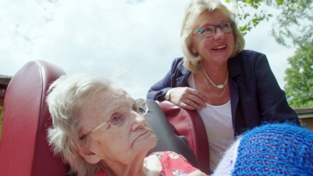 Viv diz que visitou mais de uma dúzia de lares para idosos até achar um que considerasse adequado para a mãe, Audrey, de 90 anos (Foto: Reprodução/BBC)