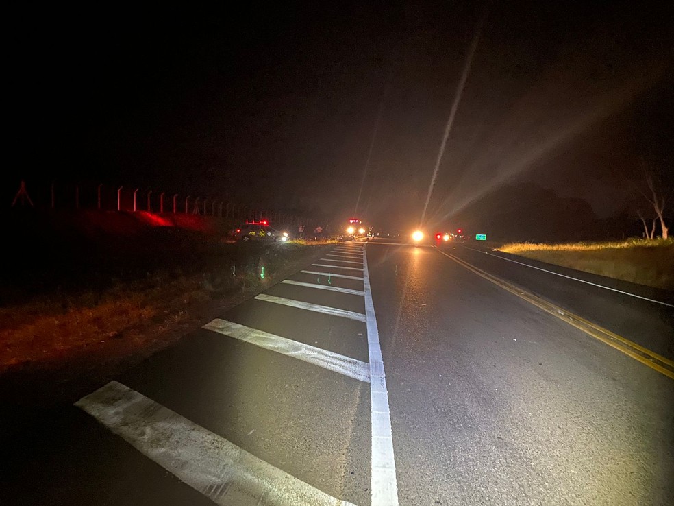 Motociclista morre após colidir contra carro e ser atropelado na SP-425, em Pirapozinho (SP) — Foto: Polícia Rodoviária