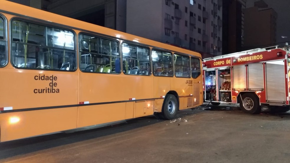 Segundo o motorista do ônibus, o carro furou o sinal vermelho. — Foto: Tony Mattoso/RPC
