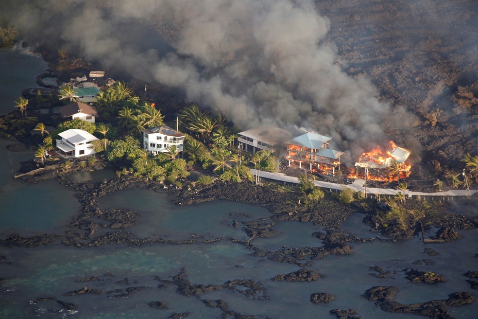 Lava destrói casas na região de Kapoho, no leste de Pahoa, no Havaí, durante erupções do vulcão Kilauea (Foto: Terray Sylvester/Reuters)