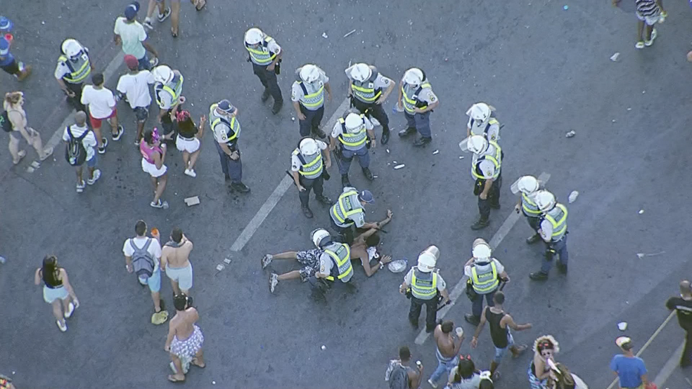 Homem detido em bloco de carnaval no DF (Foto: TV Globo/Reprodução)