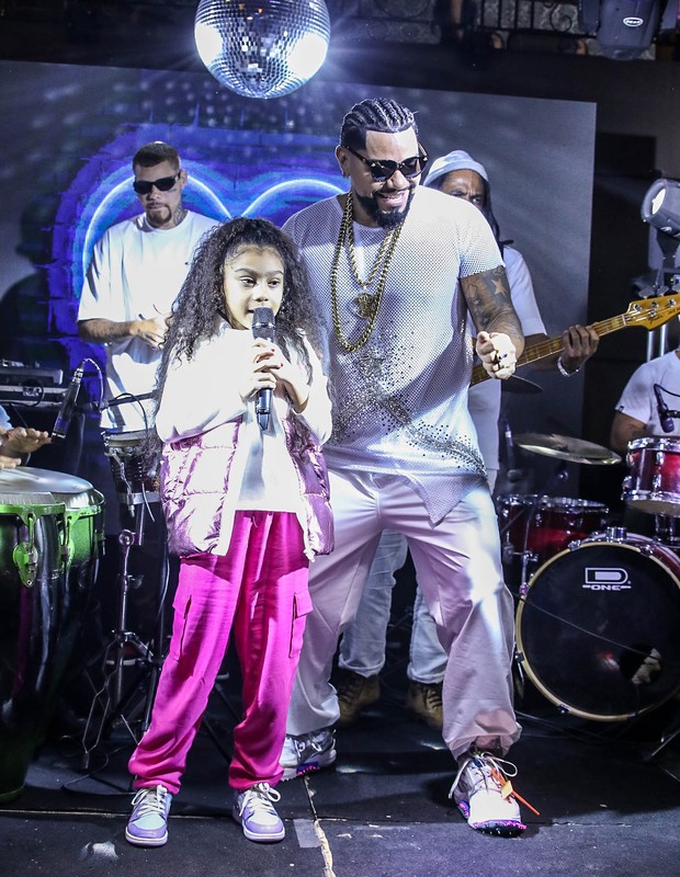 Naldo canta com a filha, Maria Victória (Foto: Thiago Duran/BrazilNews)