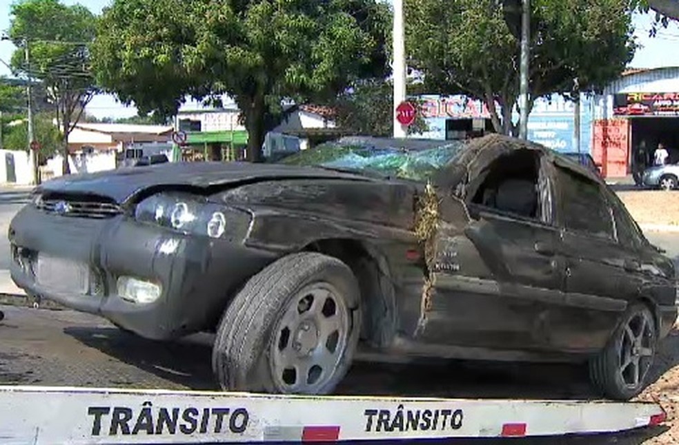 Casal fica ferido em acidente com dois veículos na avenida Bacabal em São José (Foto: Peterson Grecco/TV Vanguarda)