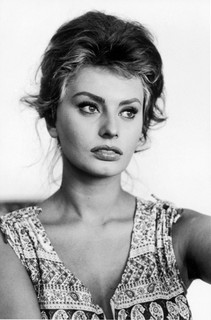 Naquele ano, Sophia Loren ganhou o Oscar pela atuação no filme Duas Mulheres. 