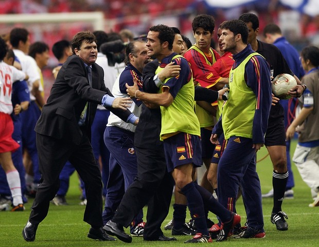 jogadores da espanha reclama do juiz Gahndour (Foto: Getty Images)