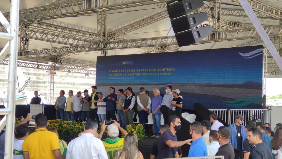 Jair Bolsonaro visita obras da barragem de Oiticica, em Jucurutu, no interior do RN  — Foto: Isaiana Santos/Inter TV Costa Branca