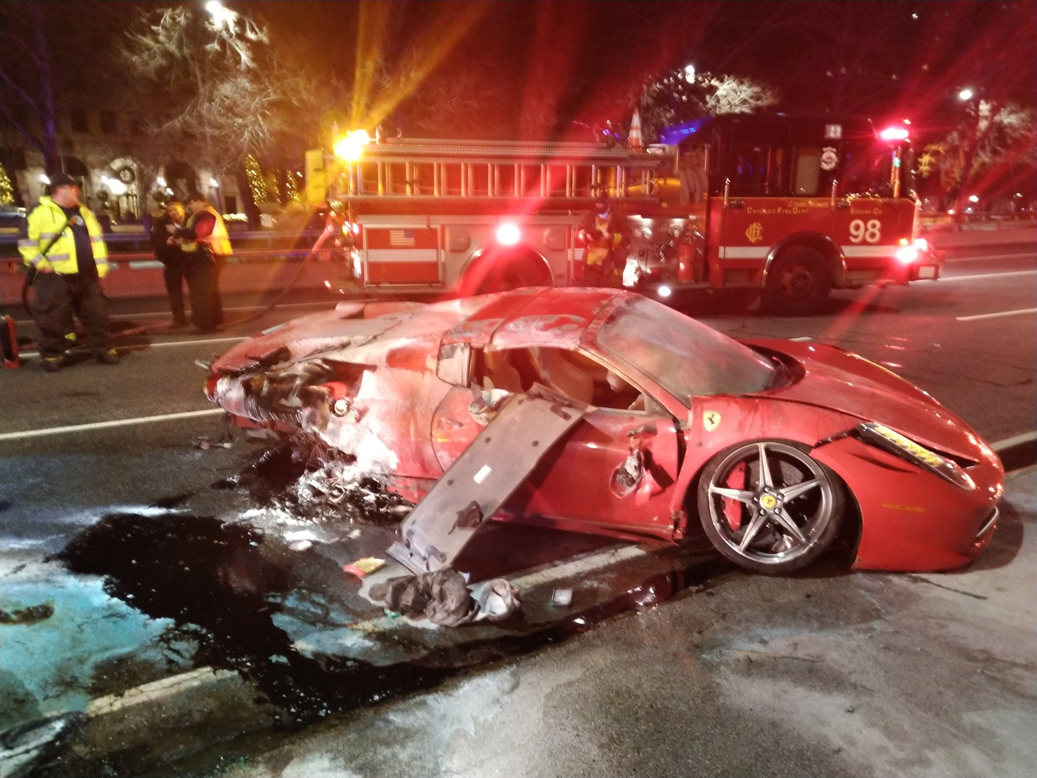Ferrari ficou destruída após capotar e pegar fogo (Foto: Ferrari Fire Media / Reprodução Twitter)